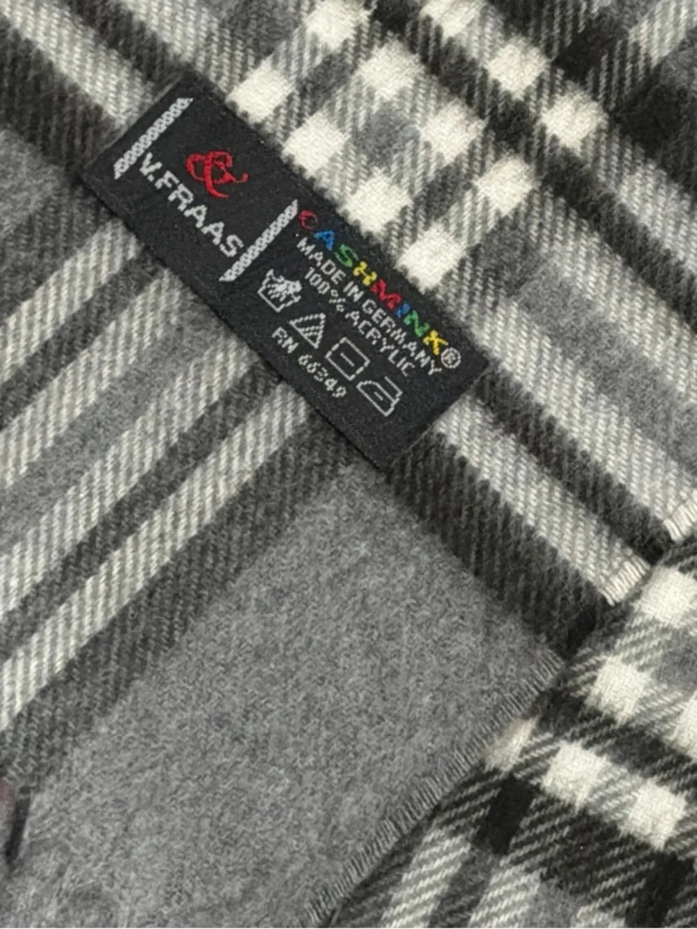 V.‎ Fraas Cashmink Gray Plaid Scarf